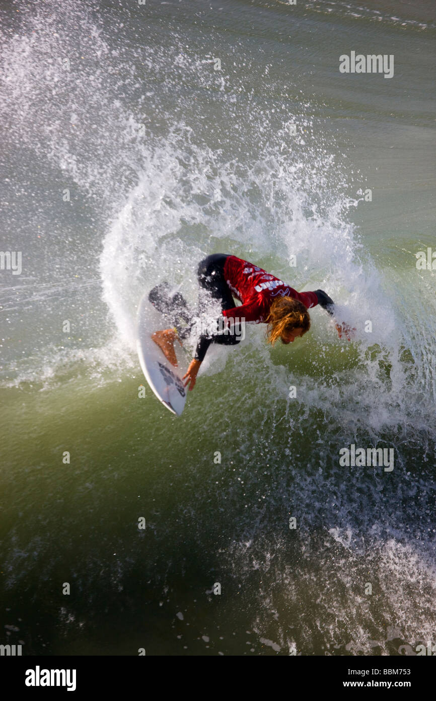 Rob Machado im Wettbewerb mit den Katin Pro Am Surf-Wettbewerb am Huntington Beach Pier Orange County in Kalifornien Stockfoto