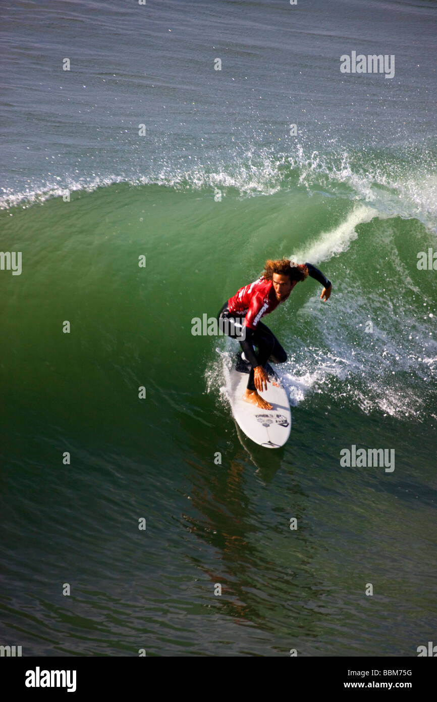 Rob Machado im Wettbewerb mit den Katin Pro Am Surf-Wettbewerb am Huntington Beach Pier Orange County in Kalifornien Stockfoto