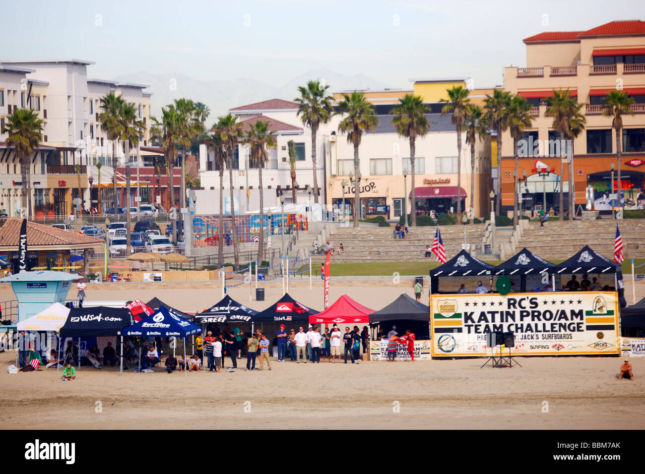 Im Wettbewerb mit den Katin Pro bin Surfer Surfen Wettbewerb am Huntington Beach Pier Orange County in Kalifornien Stockfoto