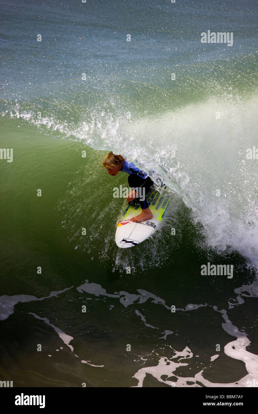 Kolohe Andino im Wettbewerb mit den Katin Pro Am Surf-Wettbewerb am Huntington Beach Pier Orange County in Kalifornien Stockfoto