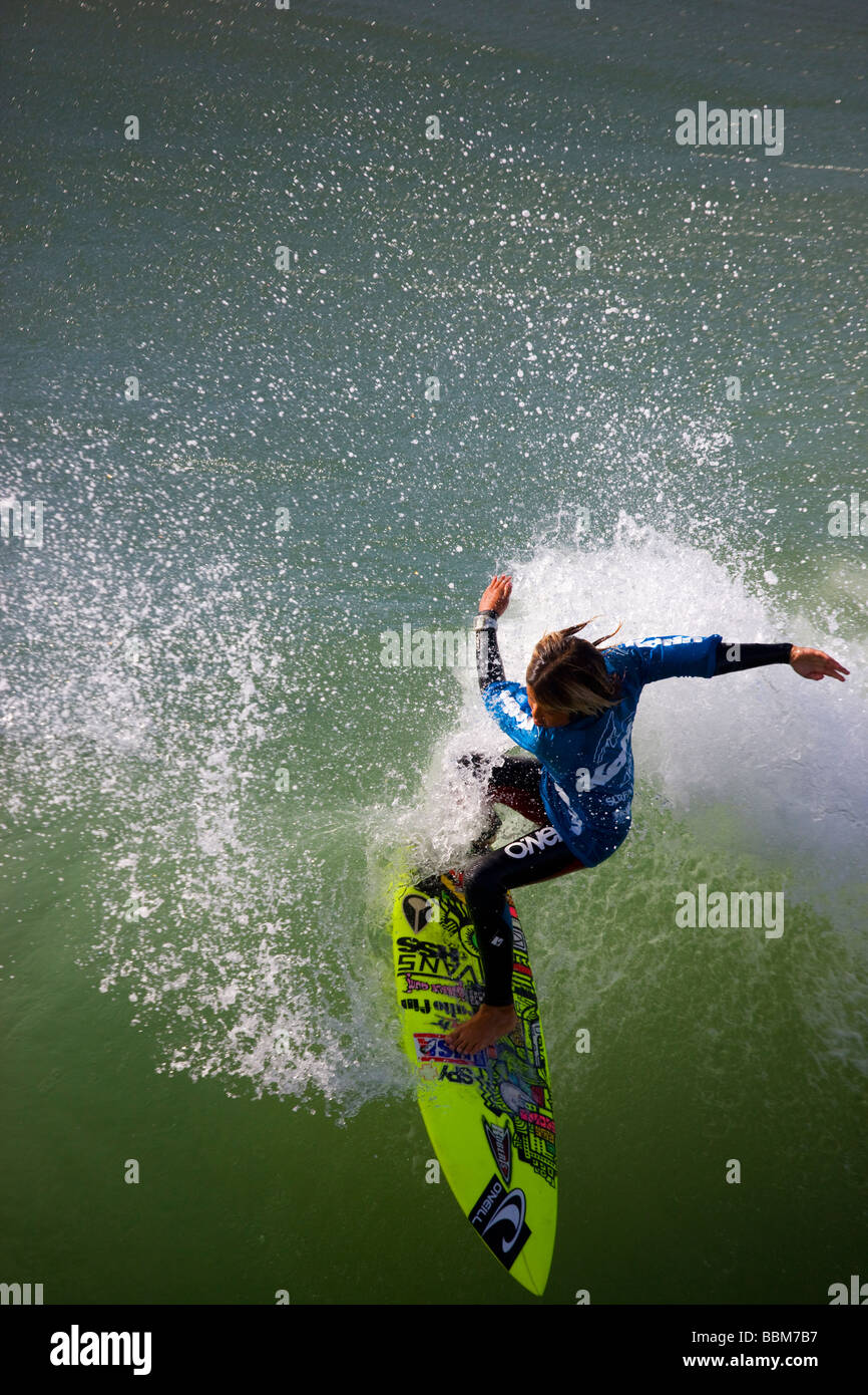 Kanoa Igarashi im Wettbewerb mit den Katin Pro Am Surf-Wettbewerb am Huntington Beach Pier Orange County in Kalifornien Stockfoto