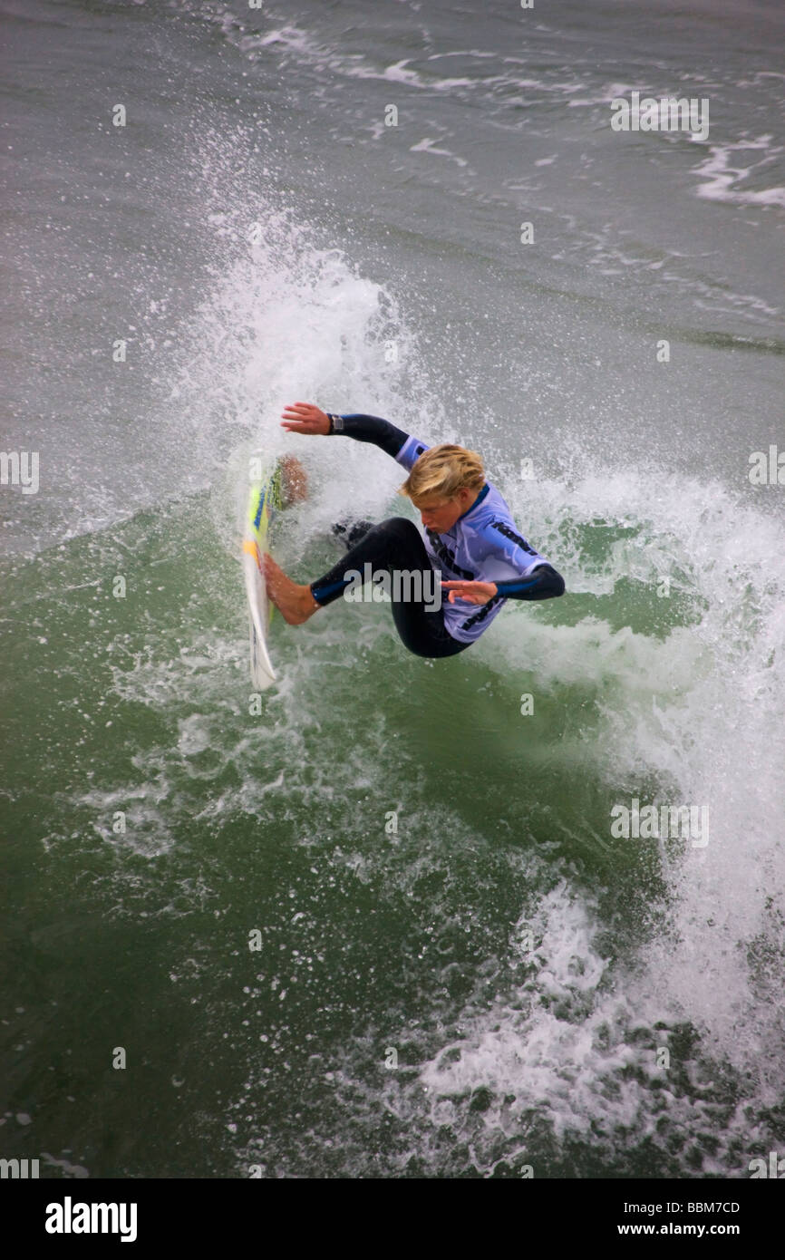Kolohe Andino im Wettbewerb mit den Katin Pro Am Surf-Wettbewerb am Huntington Beach Pier Orange County in Kalifornien Stockfoto