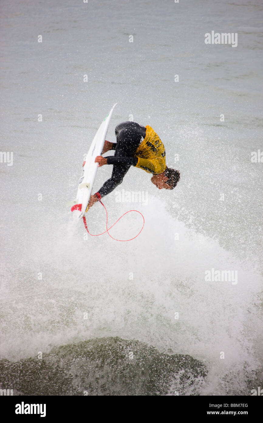 Chris Waring im Wettbewerb mit den Katin Pro Am Surf-Wettbewerb am Huntington Beach Pier Orange County in Kalifornien Stockfoto