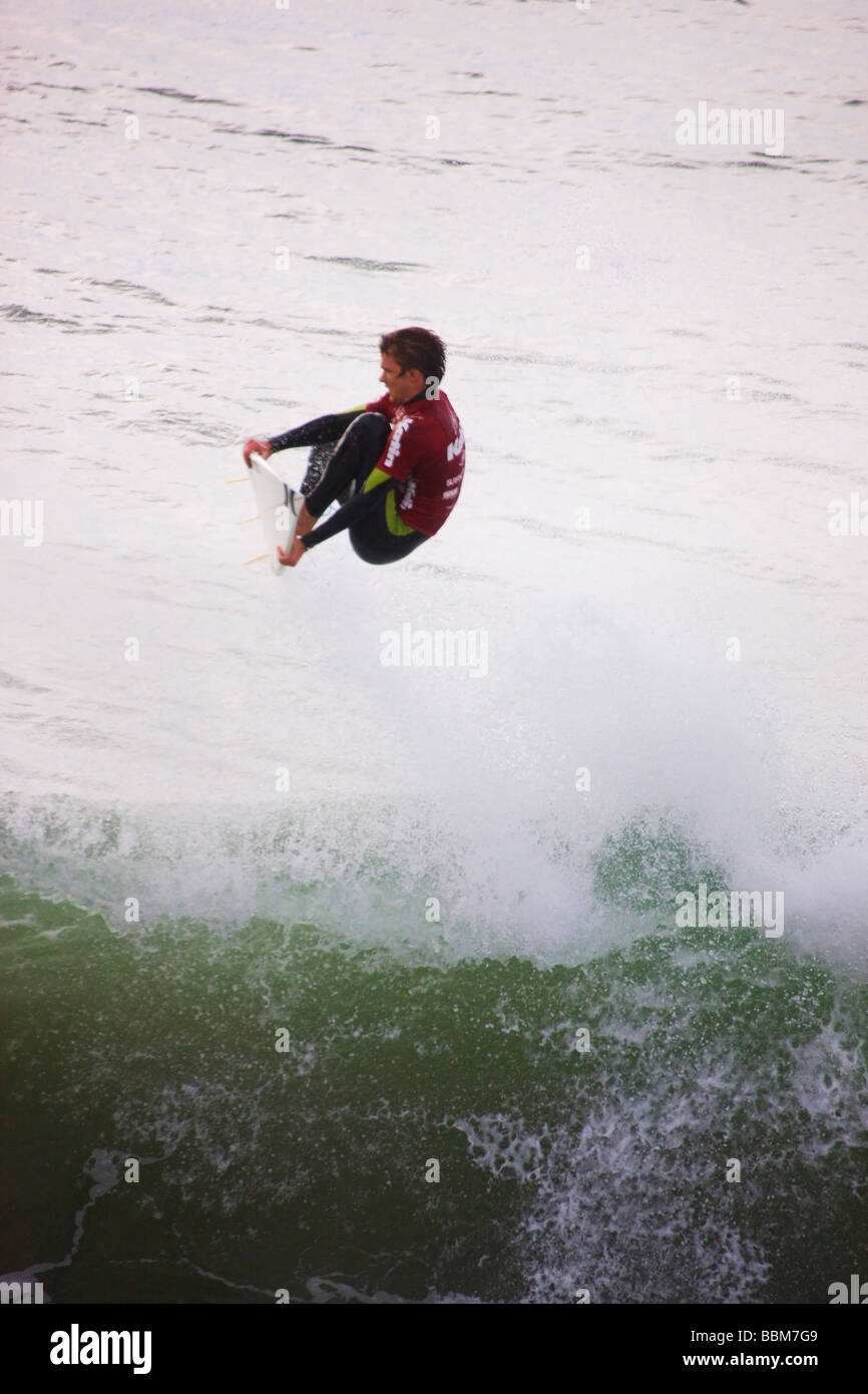 Brett Simpson im Wettbewerb mit den Katin Pro Am Surf-Wettbewerb am Huntington Beach Pier Orange County in Kalifornien Stockfoto
