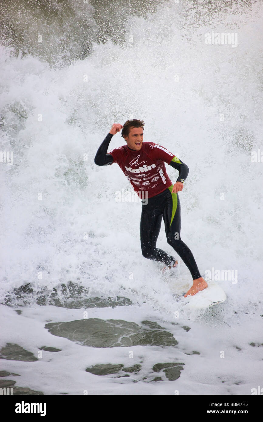 Brett Simpson im Wettbewerb mit den Katin Pro Am Surf-Wettbewerb am Huntington Beach Pier Orange County in Kalifornien Stockfoto