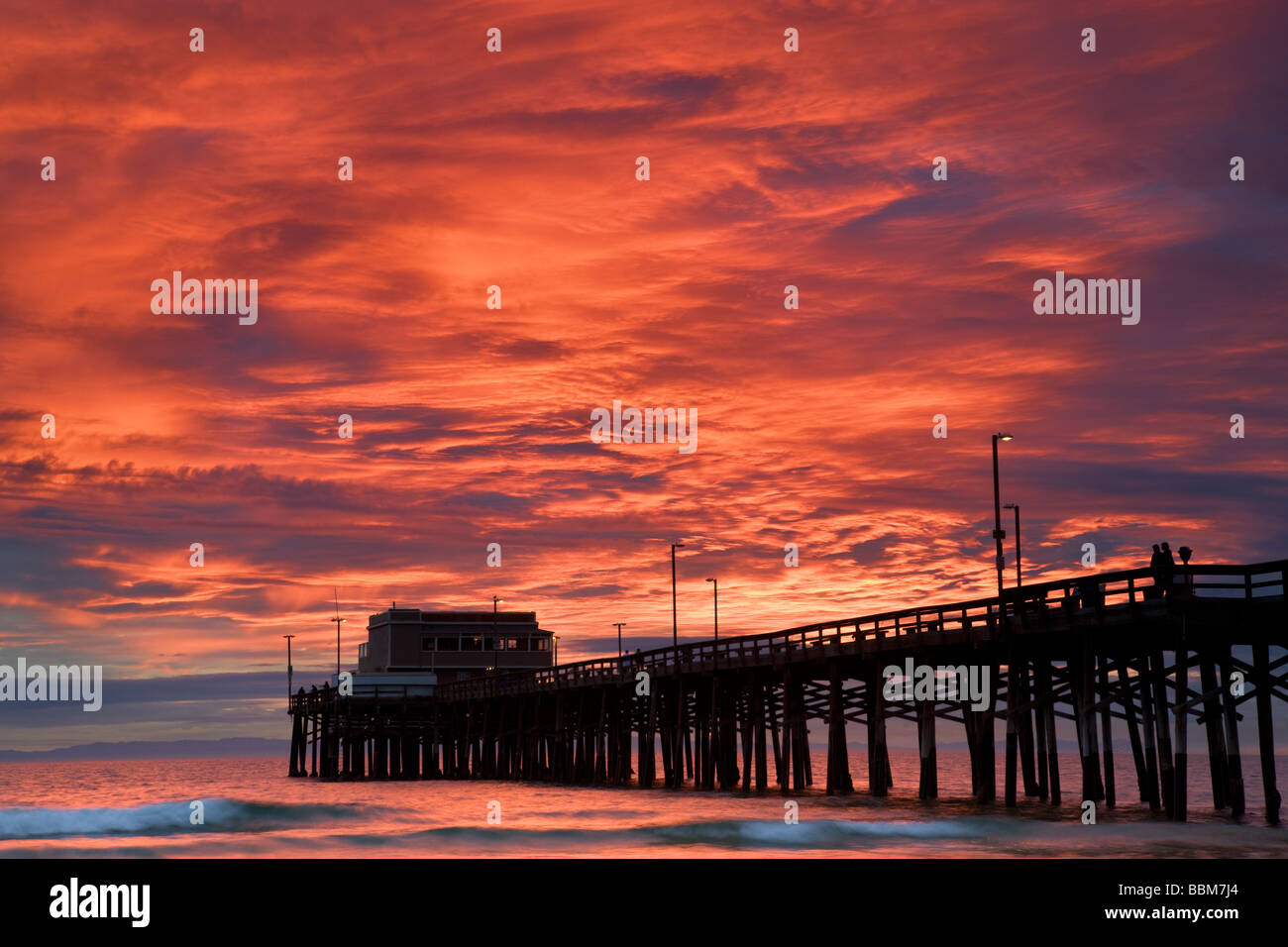 Der Newport Pier Newport Beach bei Sonnenuntergang Orange County in Kalifornien Stockfoto