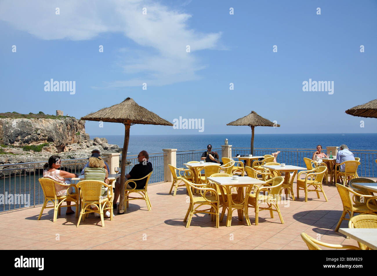 Terrasse mit Blick auf Meer, Cala Figuera, Gemeinde Santanyi, Mallorca, Balearen, Spanien Stockfoto