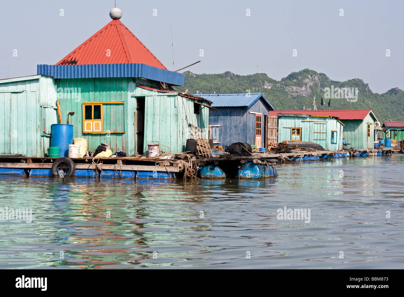 Schwimmende Dorf in Cat Ba Island Bucht, Halong, Vietnam Stockfoto