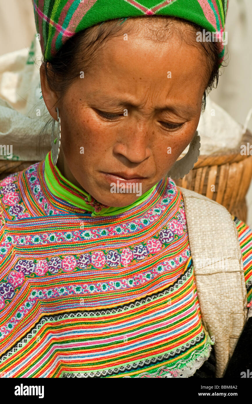 Bunte Blume h ' Mong Indianerin Einkaufen bei Bac Ha Markt, Nord-Vietnam Stockfoto