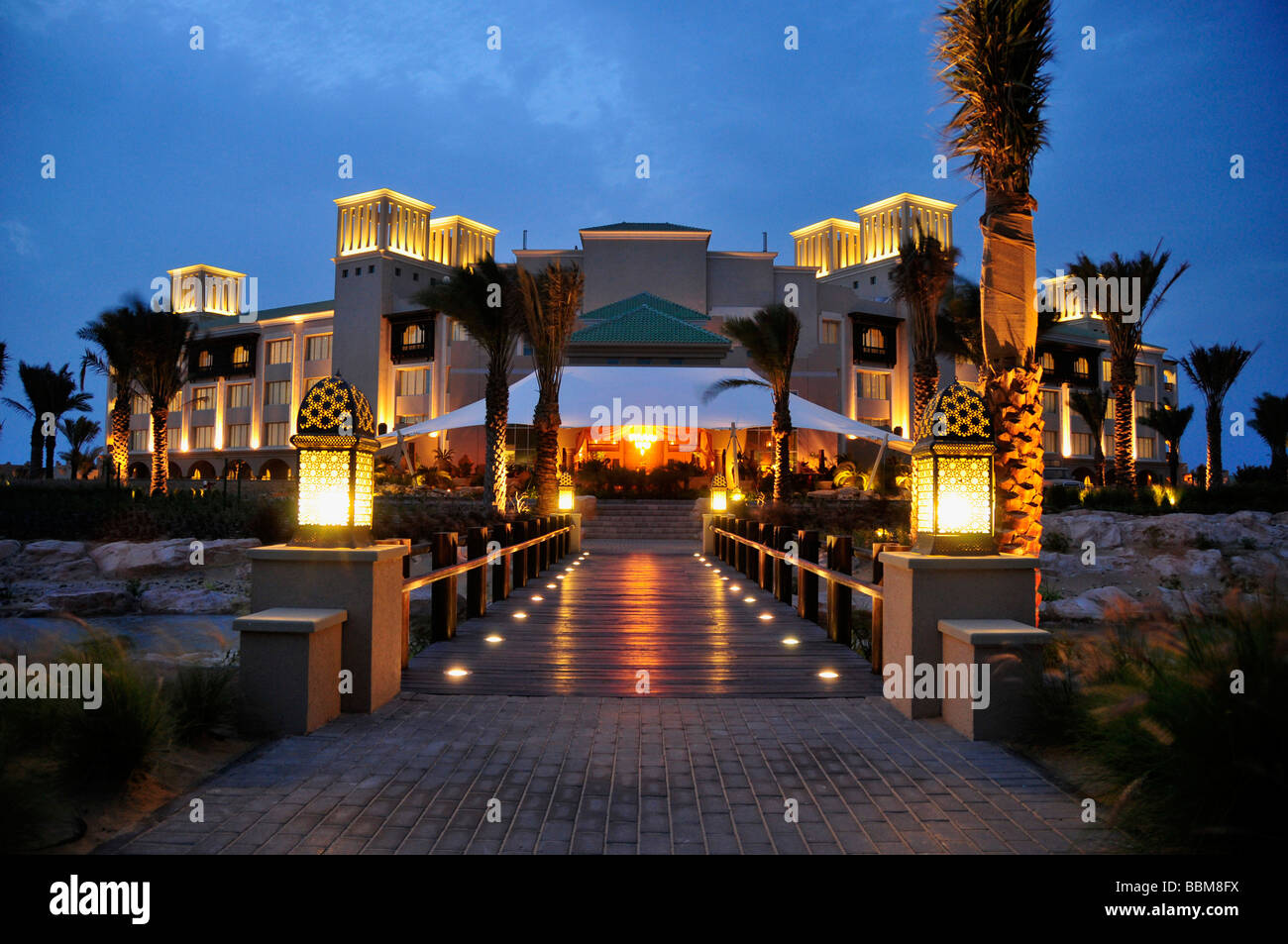 Blick auf das Desert Islands Resort &amp; Spa im letzten Tageslicht, Sir Bani Yas Island, Abu Dhabi, Vereinigte Arabische Emirate, Saudi-Arabien, in der Nähe Stockfoto