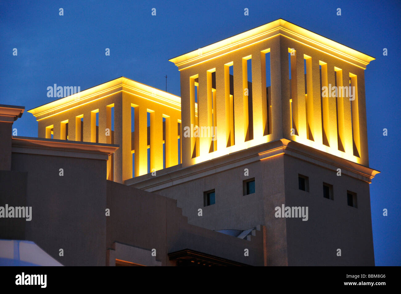 Stilisierte Windtürme des Desert Islands Resort and Spa im letzten Tageslicht, Sir Bani Yas Island, Abu Dhabi, Vereinigte Arabische Emirate Stockfoto