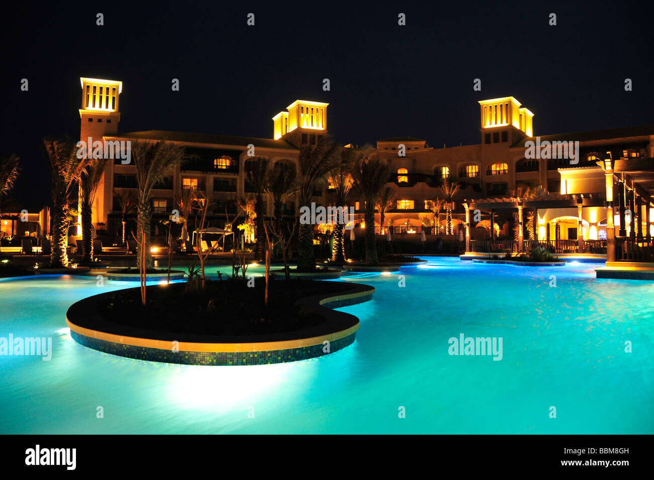 Schwimmbad des Desert Islands Resort and Spa in der Nacht, Sir Bani Yas Island, Abu Dhabi, Vereinigte Arabische Emirate, Saudi-Arabien, in der Nähe Stockfoto