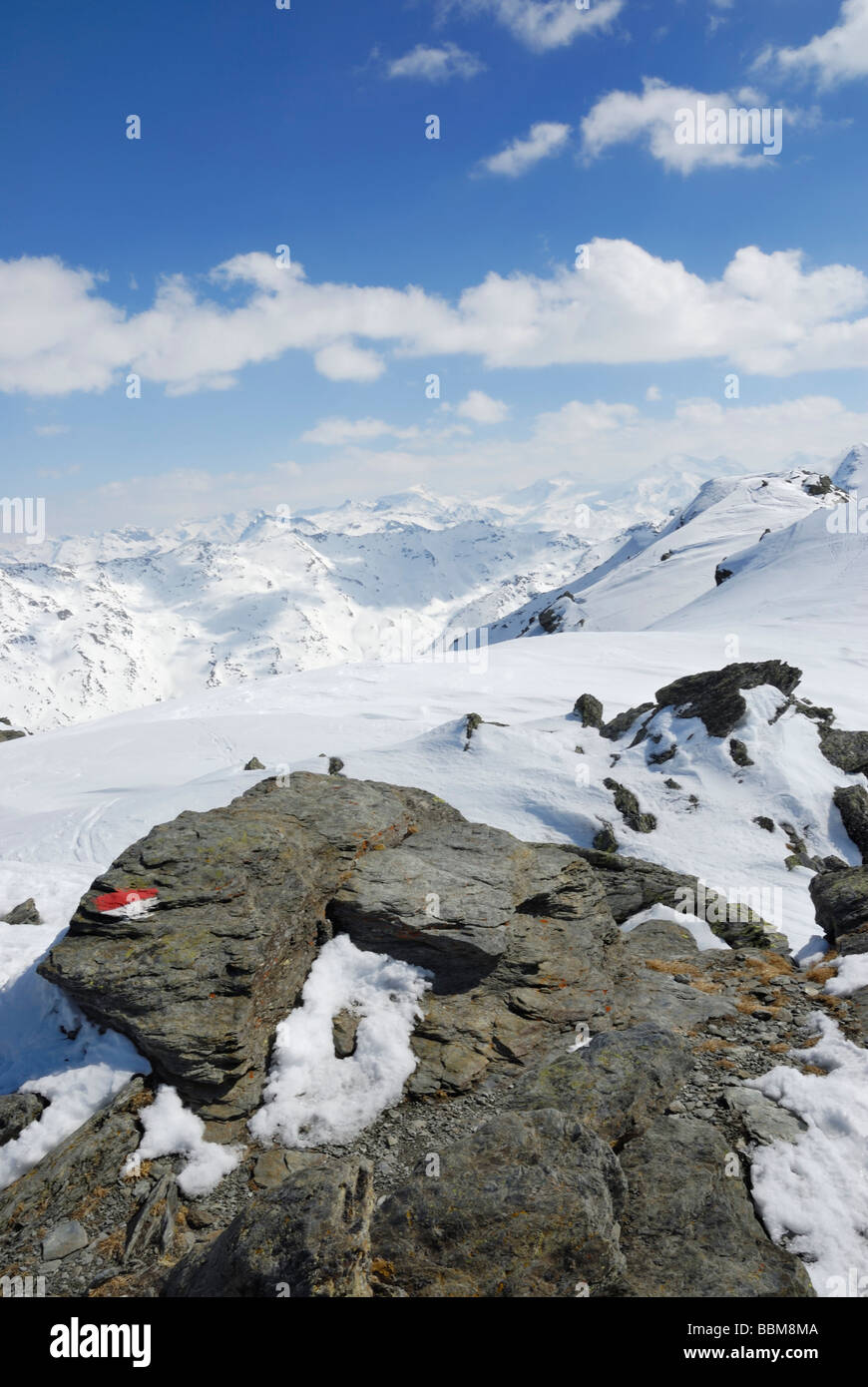 Marker für eine Ski-Tour-Route auf metamorphen primitive Felsen mit Fußspuren im Schnee, Zillertaler Hauptkamm an der Rückseite, Tux Glunge Stockfoto