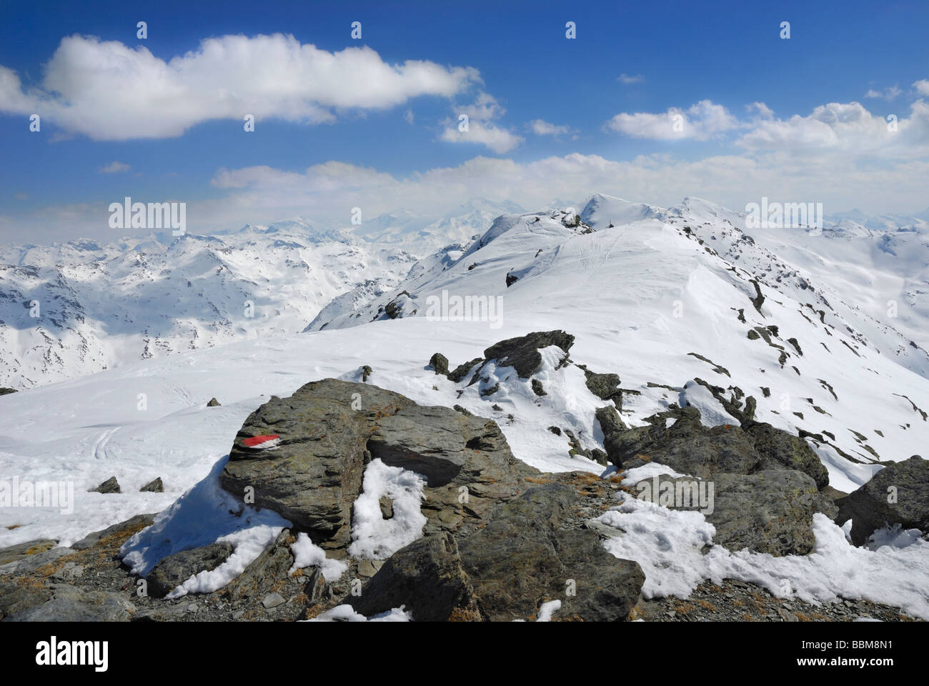 Marker für eine Ski-Tour-Route auf metamorphen primitive Felsen mit Fußspuren im Schnee, Zillertaler Hauptkamm an der Rückseite, Tux Glunge Stockfoto