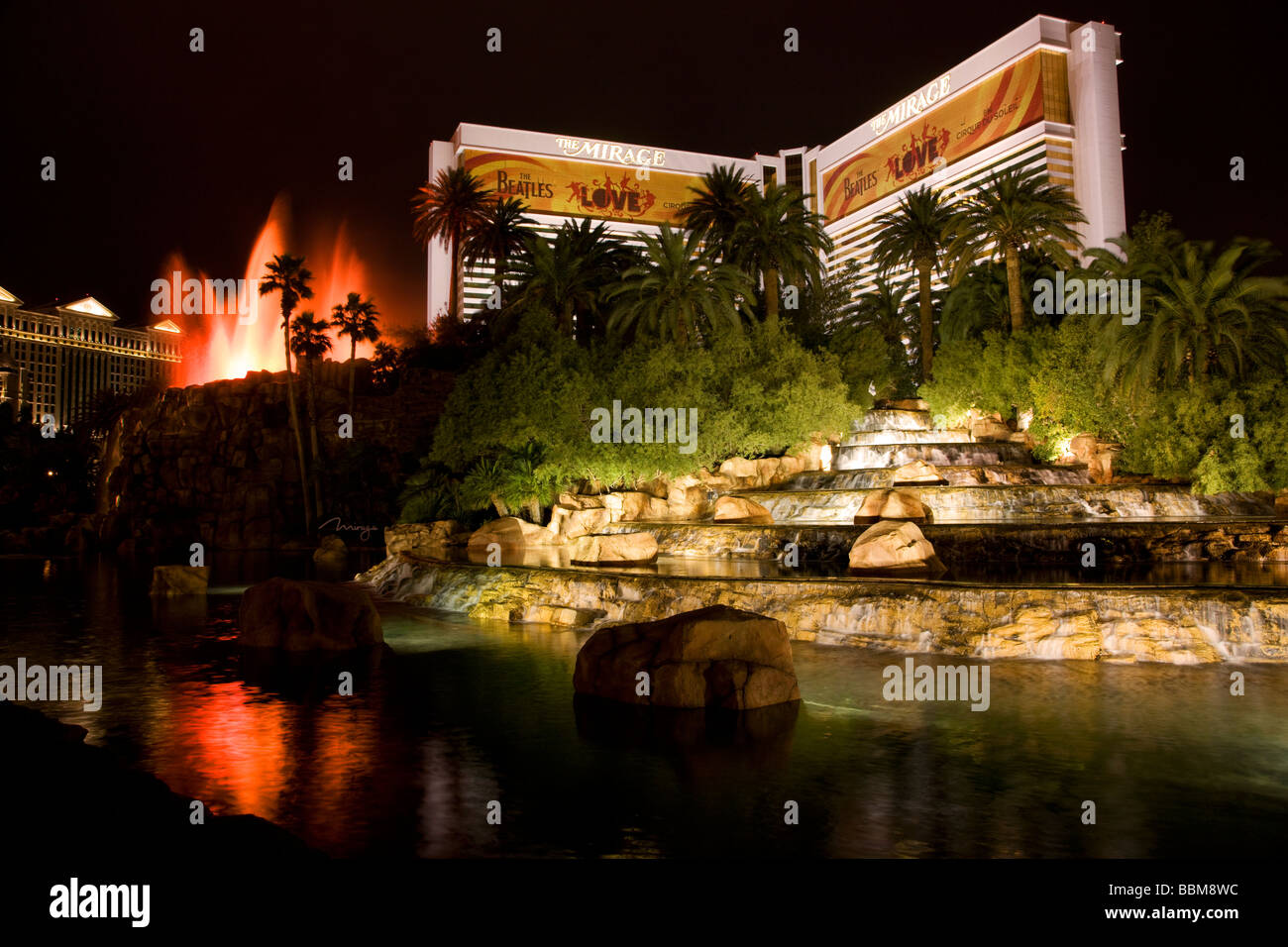 Der Vulkan im Mirage Hotel and Casino auf dem Strip in der Nacht Las Vegas Nevada Stockfoto