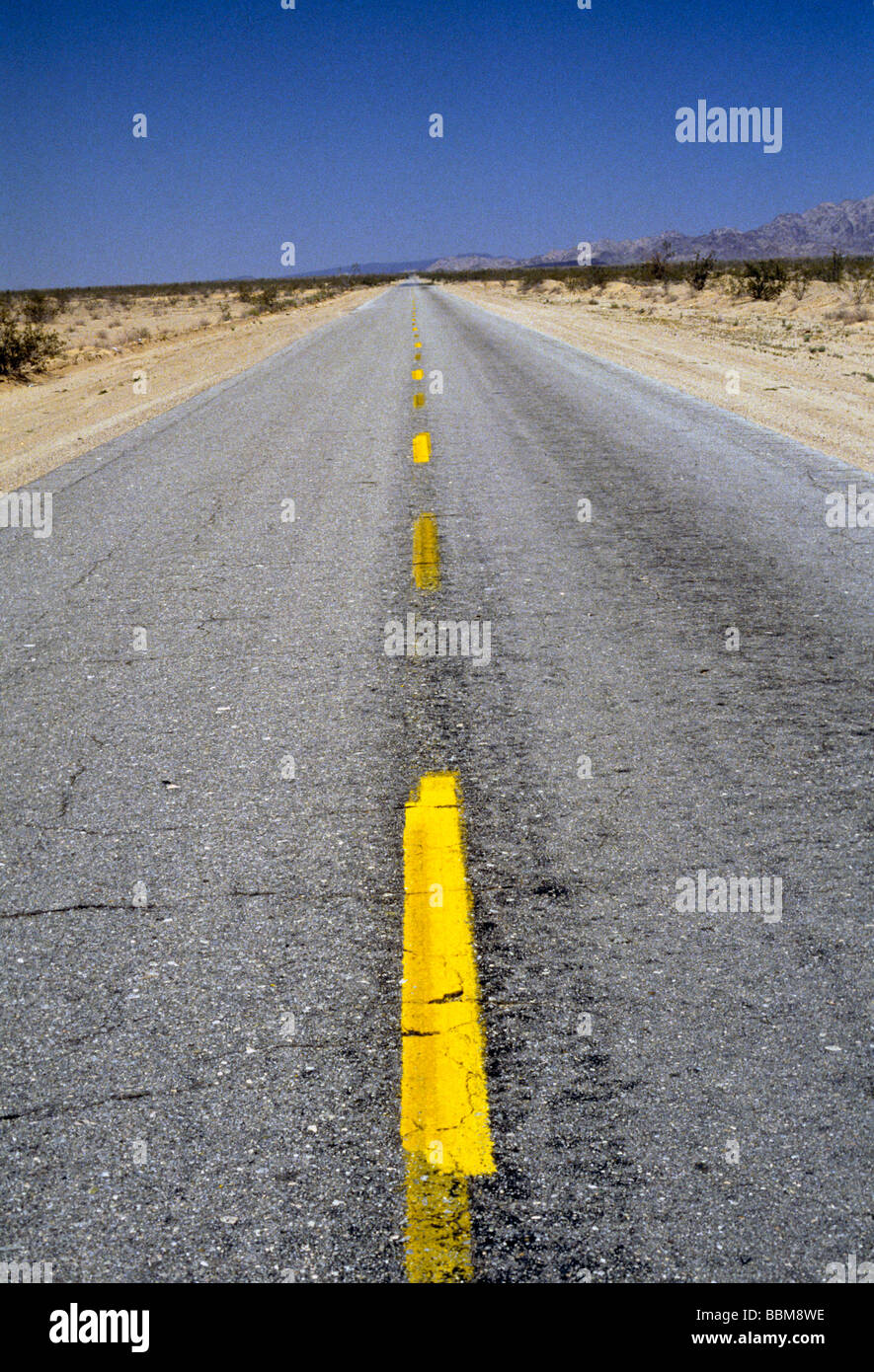 Desert Highway gelbe Linie Mittelweg Abstand düster heißen Straße Weg Richtung Stockfoto
