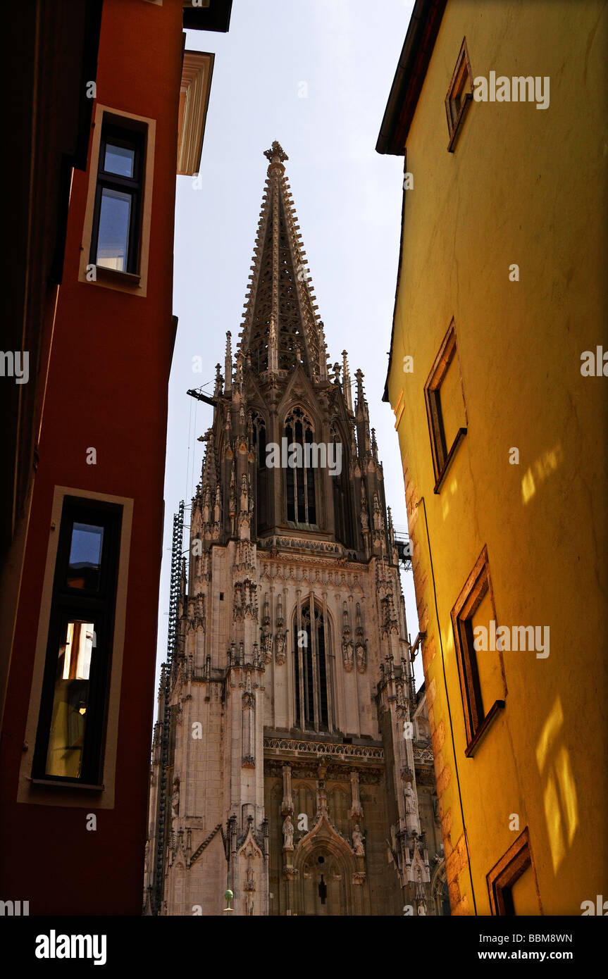 Blick von einer Gasse von St Peter Cathedral, tower, Regensburg, Bayern, Deutschland, Europa Stockfoto