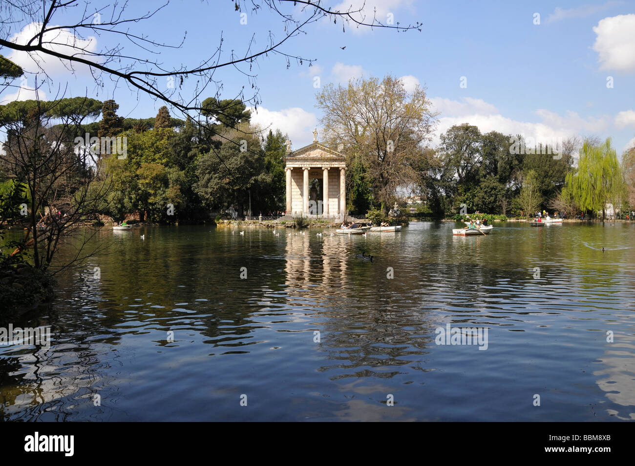 Ruderboote am Teich, Park Villa Borghese, Altstadt, Rom, Italien Stockfoto