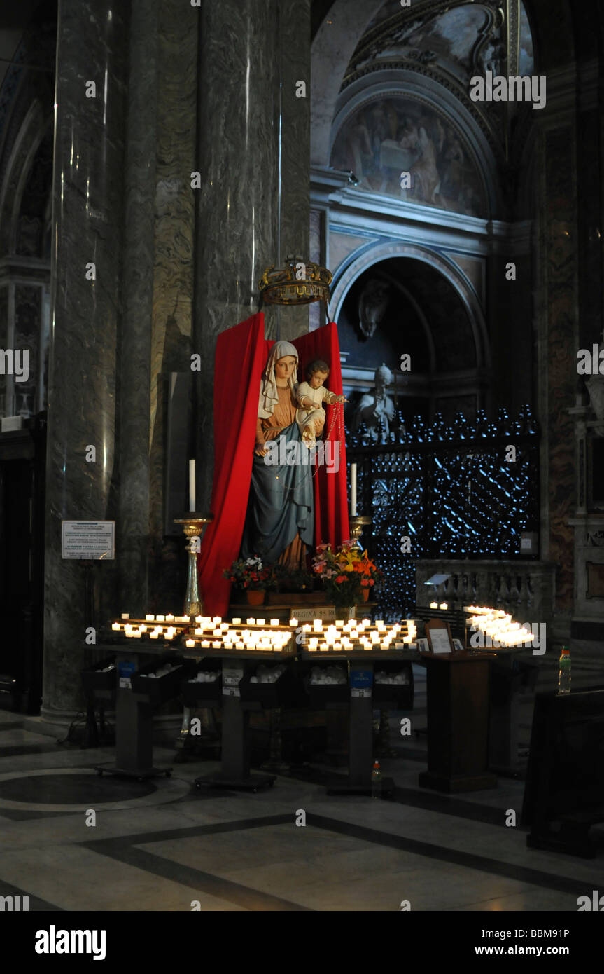 Kerzen, Statue, Santa Maria Sopra Minerva, Piazza della Minerva Platz, Altstadt, Rom, Italien Stockfoto