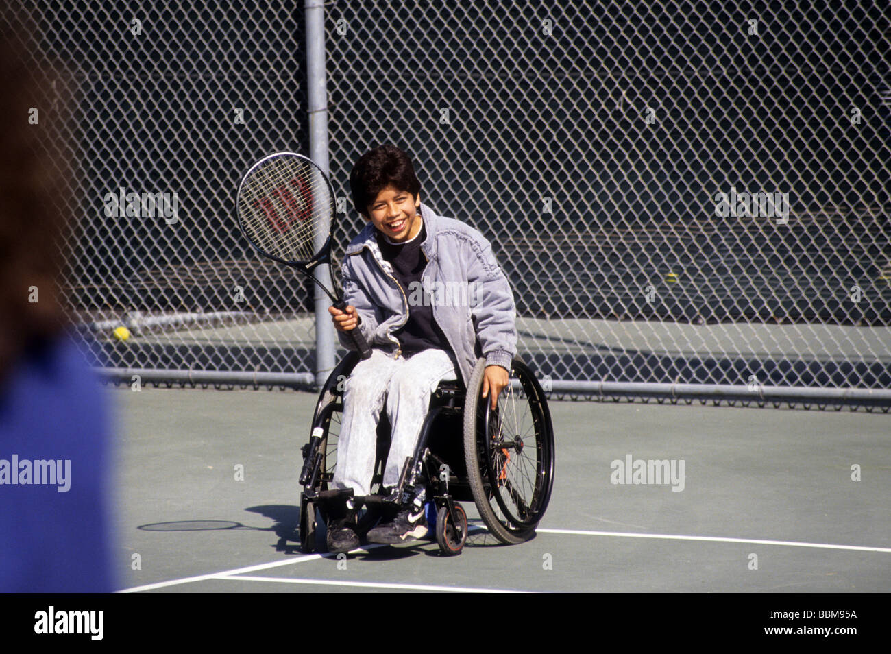 Rollstuhl Rollstuhl Tennis Sport junge Teen Sport Handicap zu überwinden Lächeln glücklich genießen Sie sicher Spaß Stockfoto