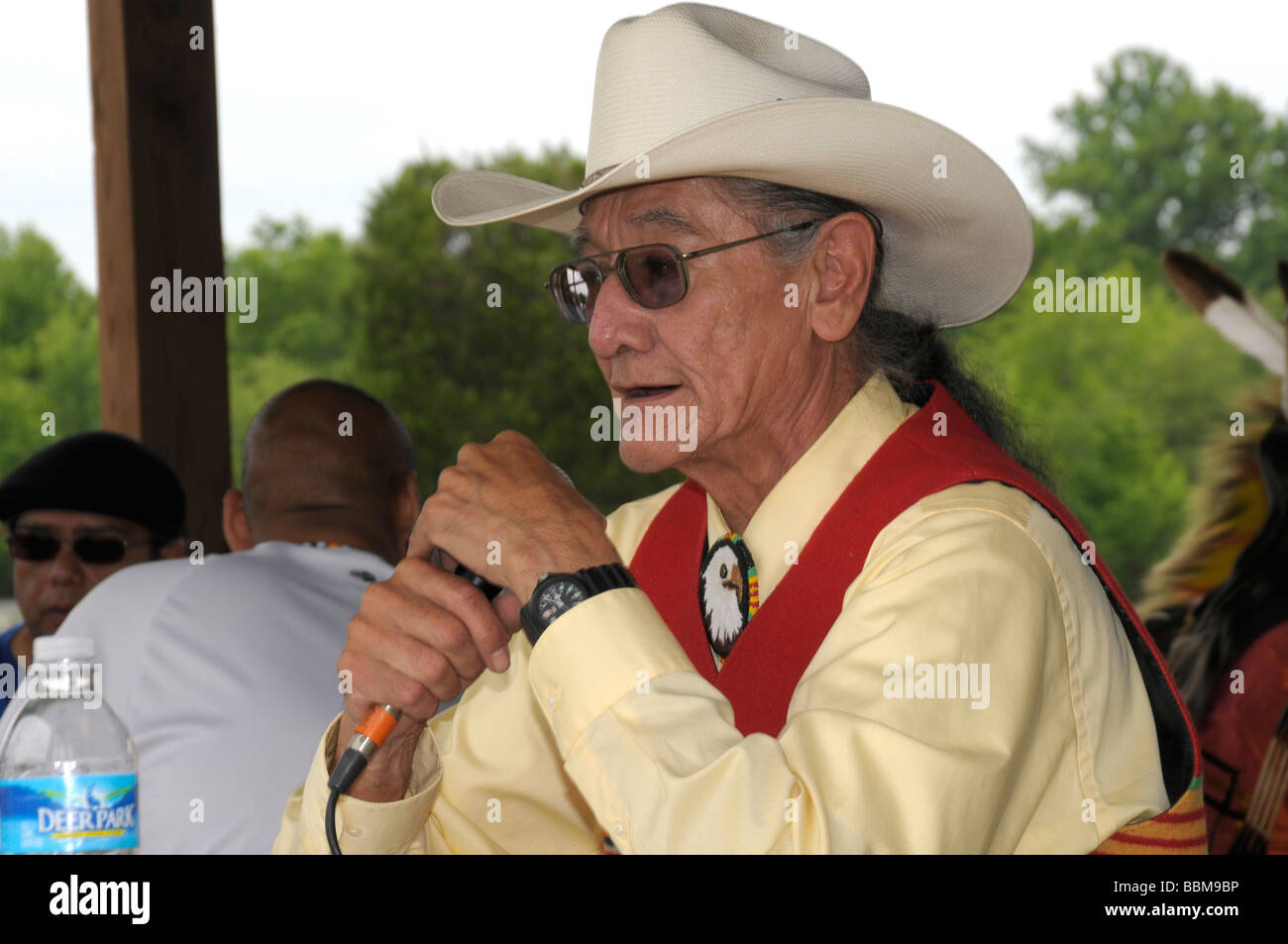 Eine Native American Indian beschreibt die Aktion im Pow Wow in Waldorf, Maryland Stockfoto
