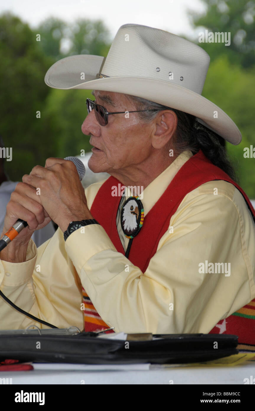 Eine Native American Indian beschreibt die Aktion im Pow Wow in Waldorf, Maryland Stockfoto
