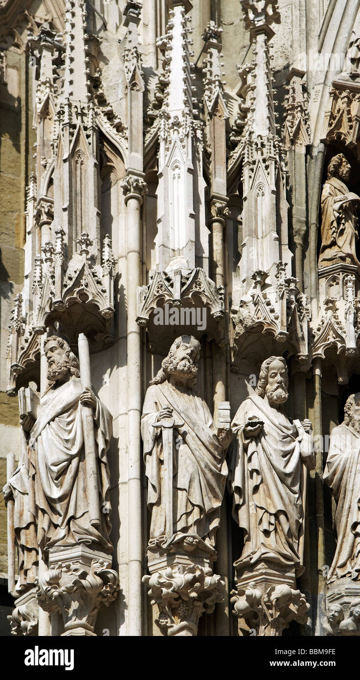 Figuren von Heiligen am Haupteingang des St Peter Cathedral, Regensburg, Bayern, Deutschland, Europa Stockfoto