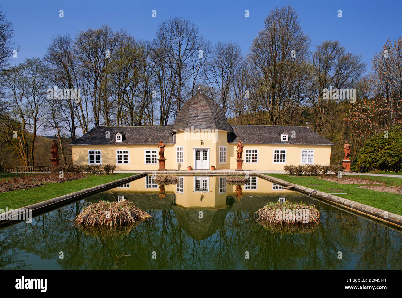Orangerie, Standesamt, Schlossgarten, Statuen, Teich, Schloss Berleburg, Bad Berleburg, Kreis Siegen-Wittgenstein, Rotha Stockfoto