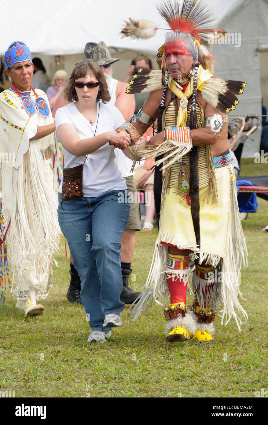 Indianer tanzen mit einer Frau auf einem Powwow in Waldorf, Maryland Stockfoto