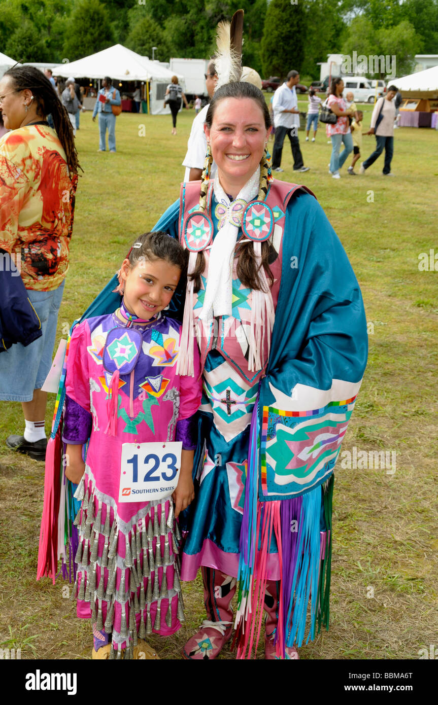 Eine Cherokee-Inderin mit ihrer Tochter im Pow Wow in Waldorf, Maryland, Stockfoto