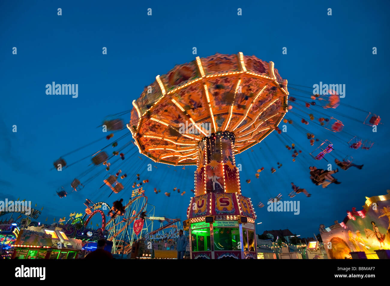 Beleuchtete Kettenkarussell Festival Dusk, Oktoberfest, München, Bayern, Deutschland Stockfoto