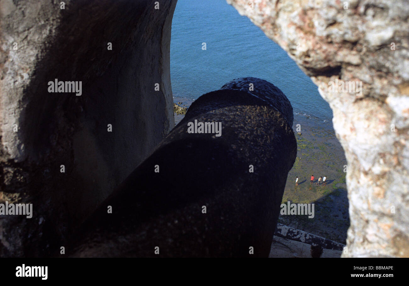 Fort Jesus Strand durch Pistole Revolver alte Stadt Mombasa Kenia Stockfoto