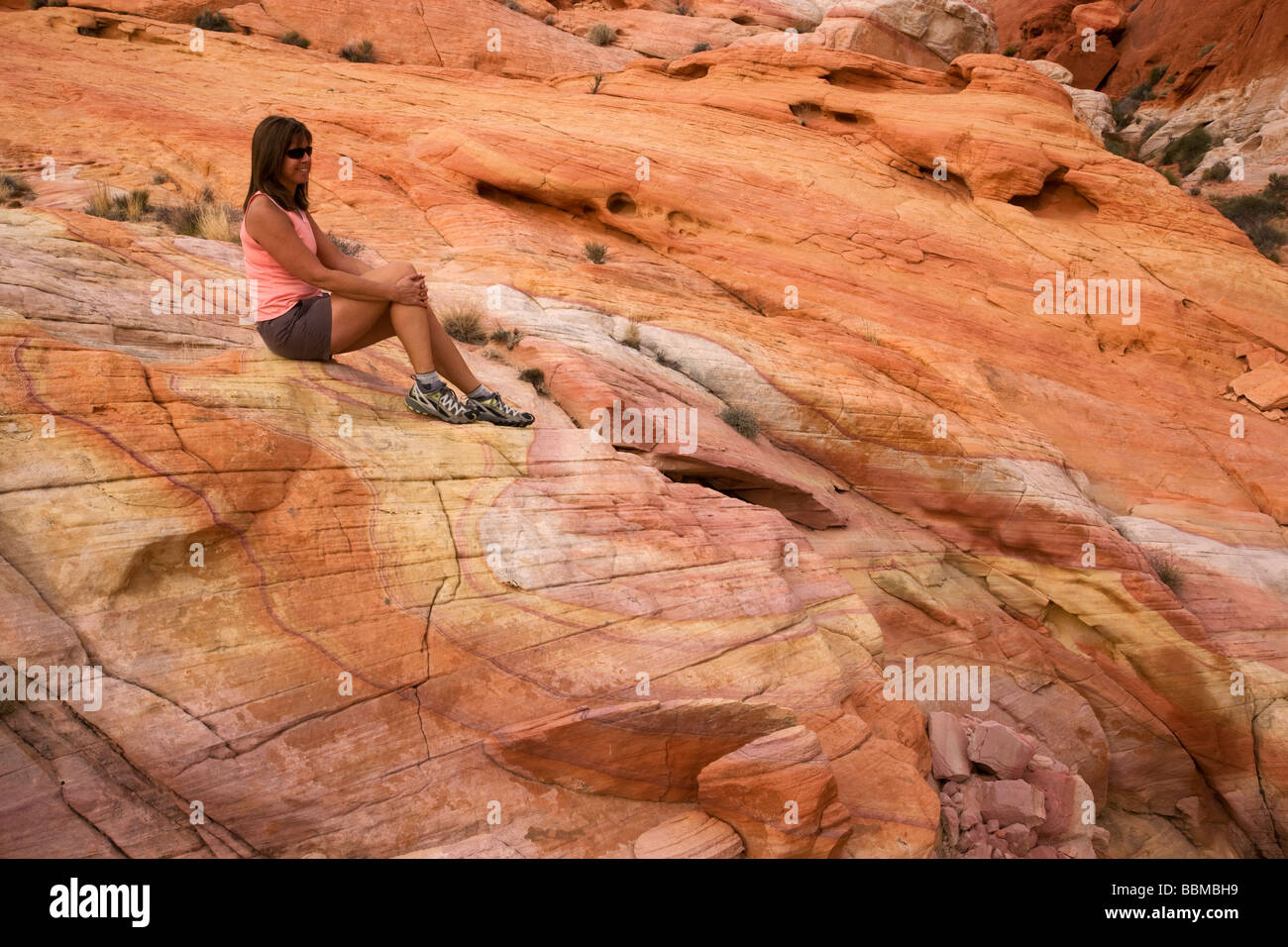 Ein Wanderer im Valley of Fire State Park etwa eine Stunde aus Las Vegas Nevada Modell veröffentlicht Stockfoto
