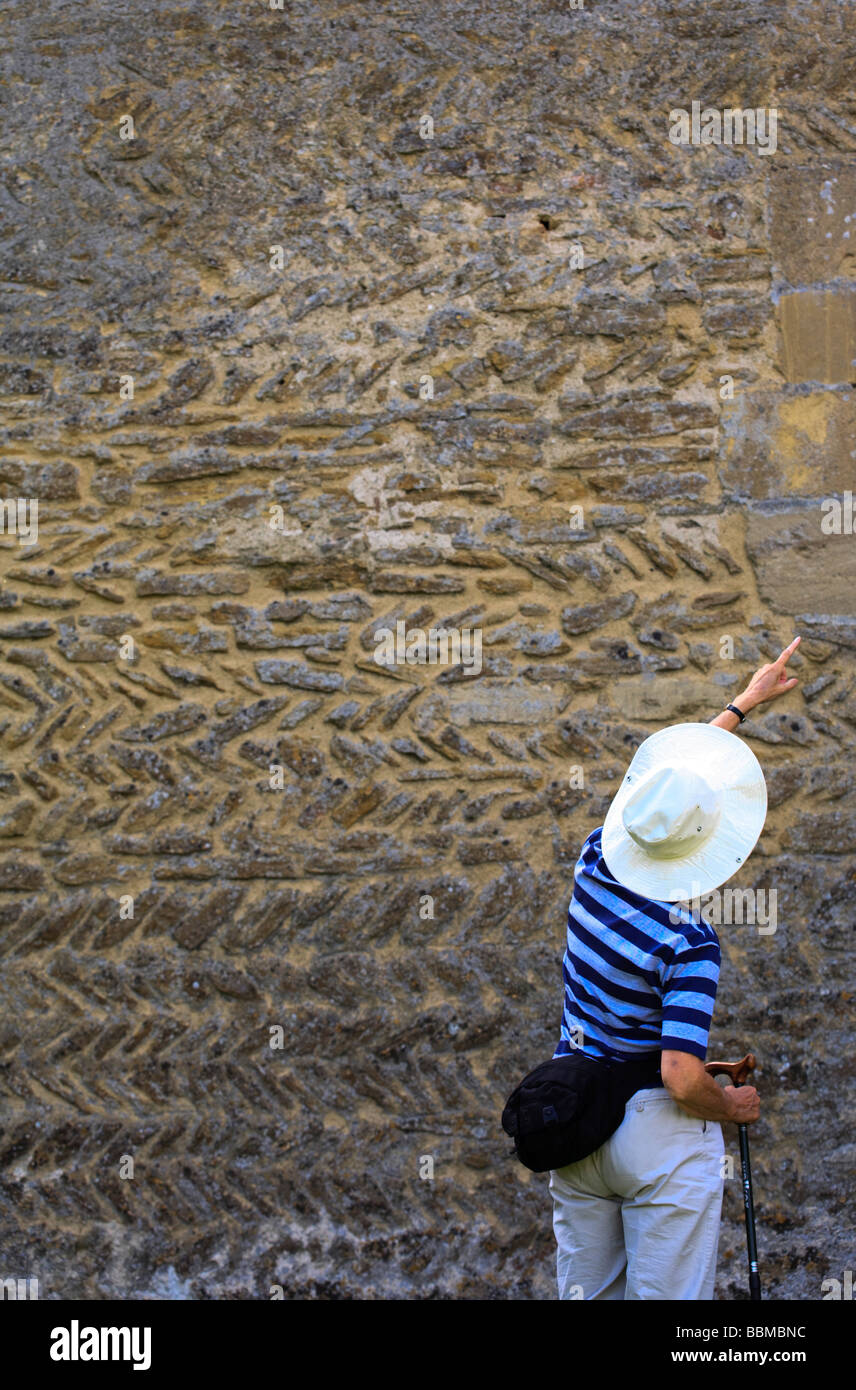 Touristen auf der Suche eines historischen Gebäudes in den Cotswolds, UK Stockfoto