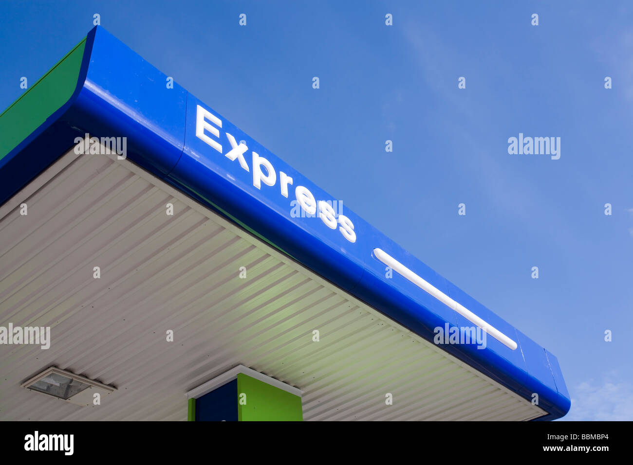 Express Tankstelle Dach gegen blauen Himmel Stockfoto