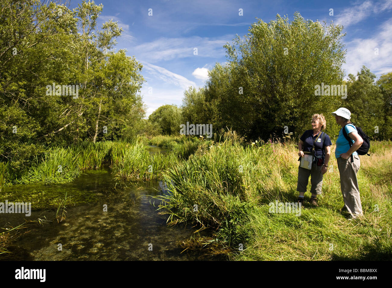 Wandern in den Cotswolds entlang am Fluss Wiese, Eastleach, Gloucestershire, Großbritannien Stockfoto