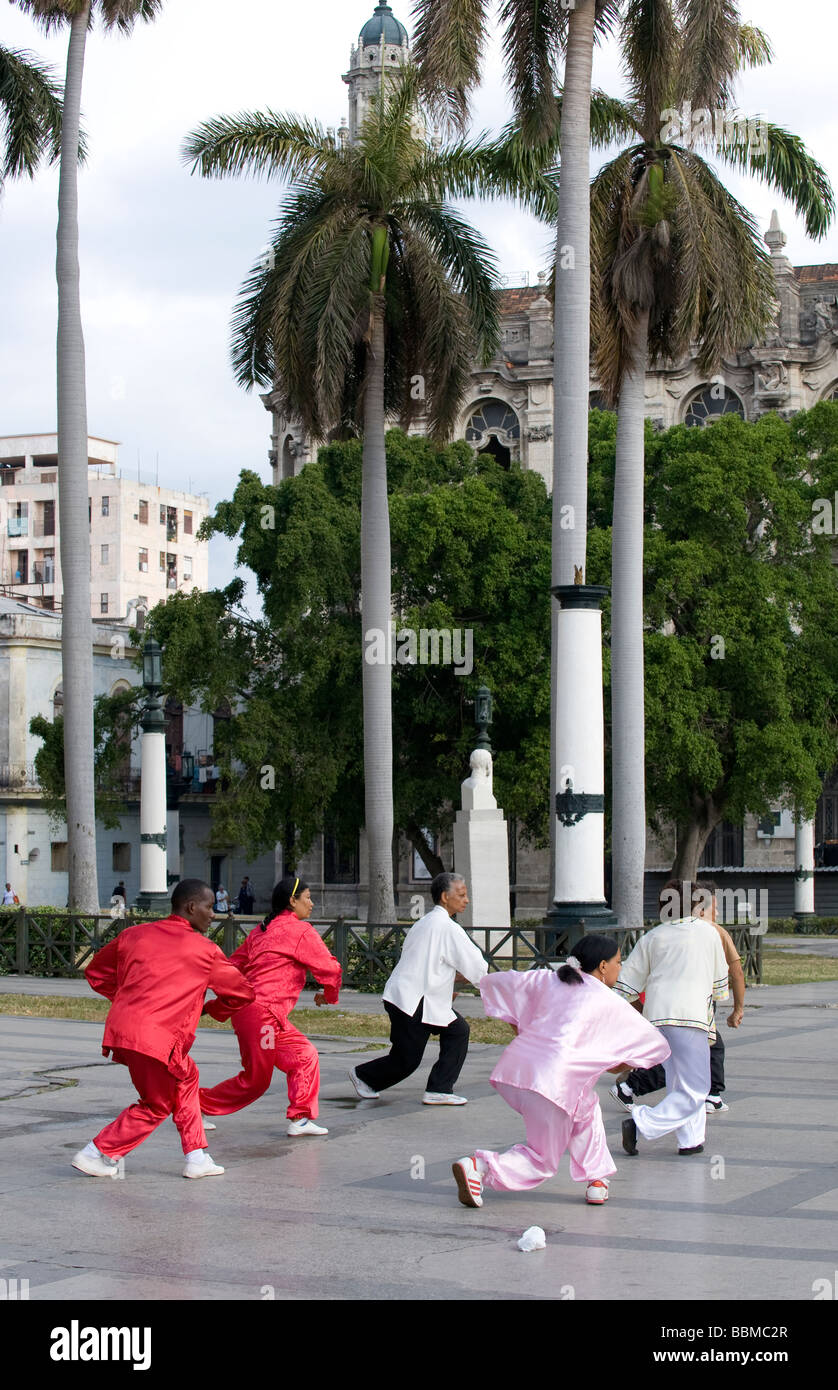 Am frühen Morgen Tai Chi Gruppe in bunten gi außerhalb des Capitillo-Gebäudes in Havanna, Kuba Stockfoto