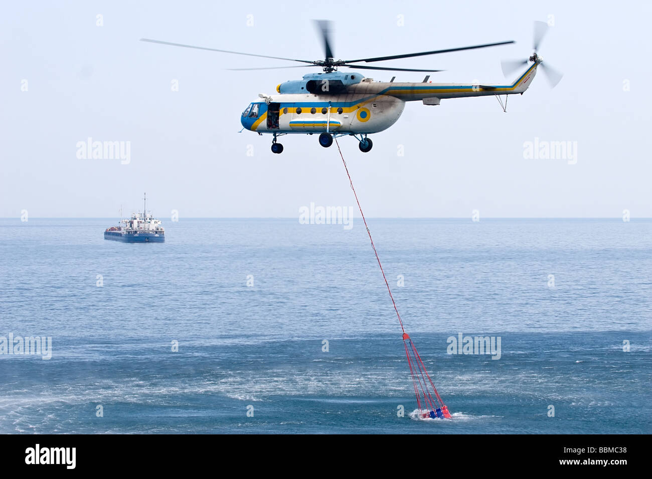 Feuer-Helikopter unter Wasser aus dem Meer zu ihren speziellen tank Stockfoto