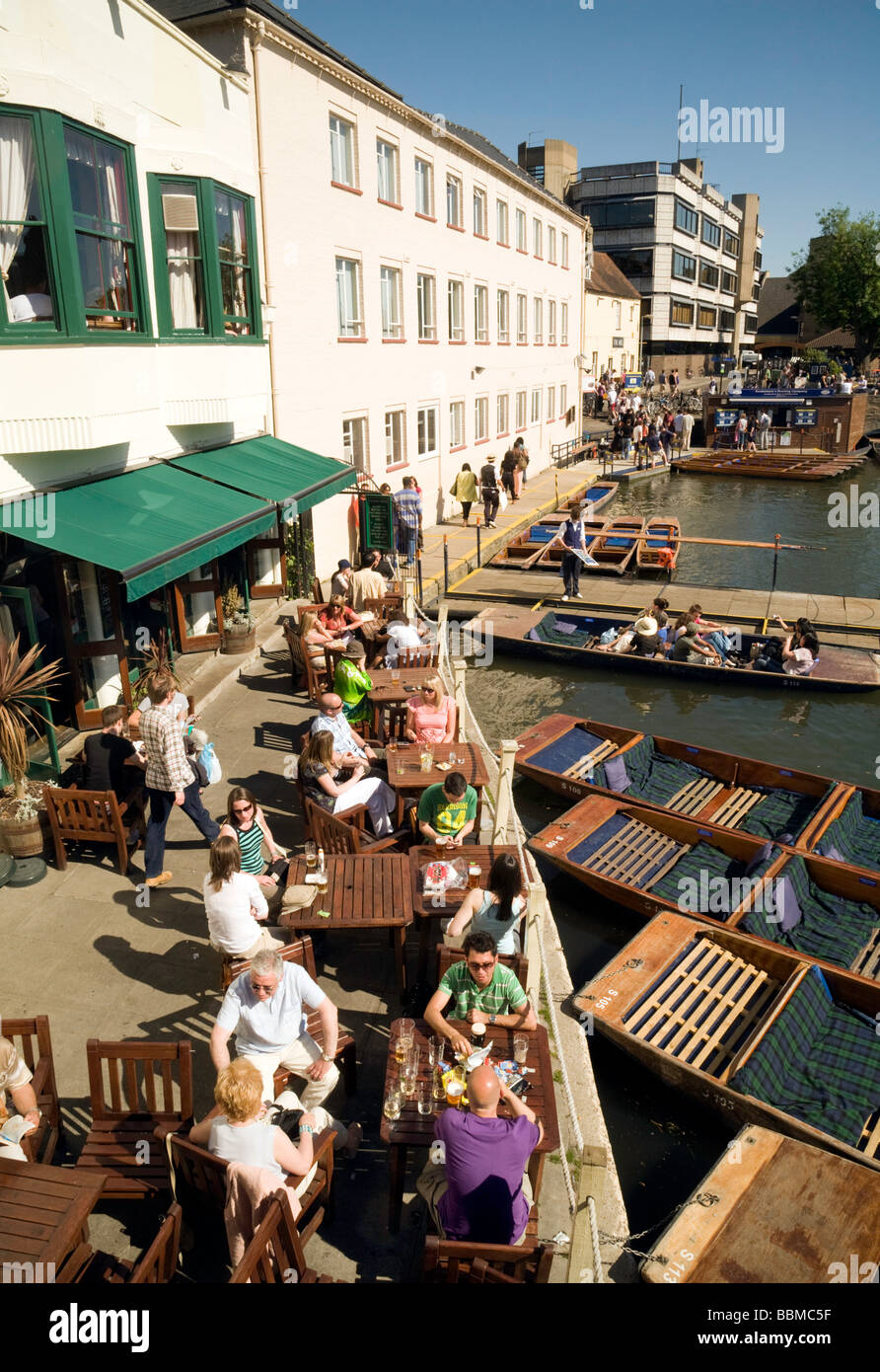 Die Anker-Kneipe mit flache in der Mühle-Pool an einem Sommertag, Cambridge, UK Stockfoto