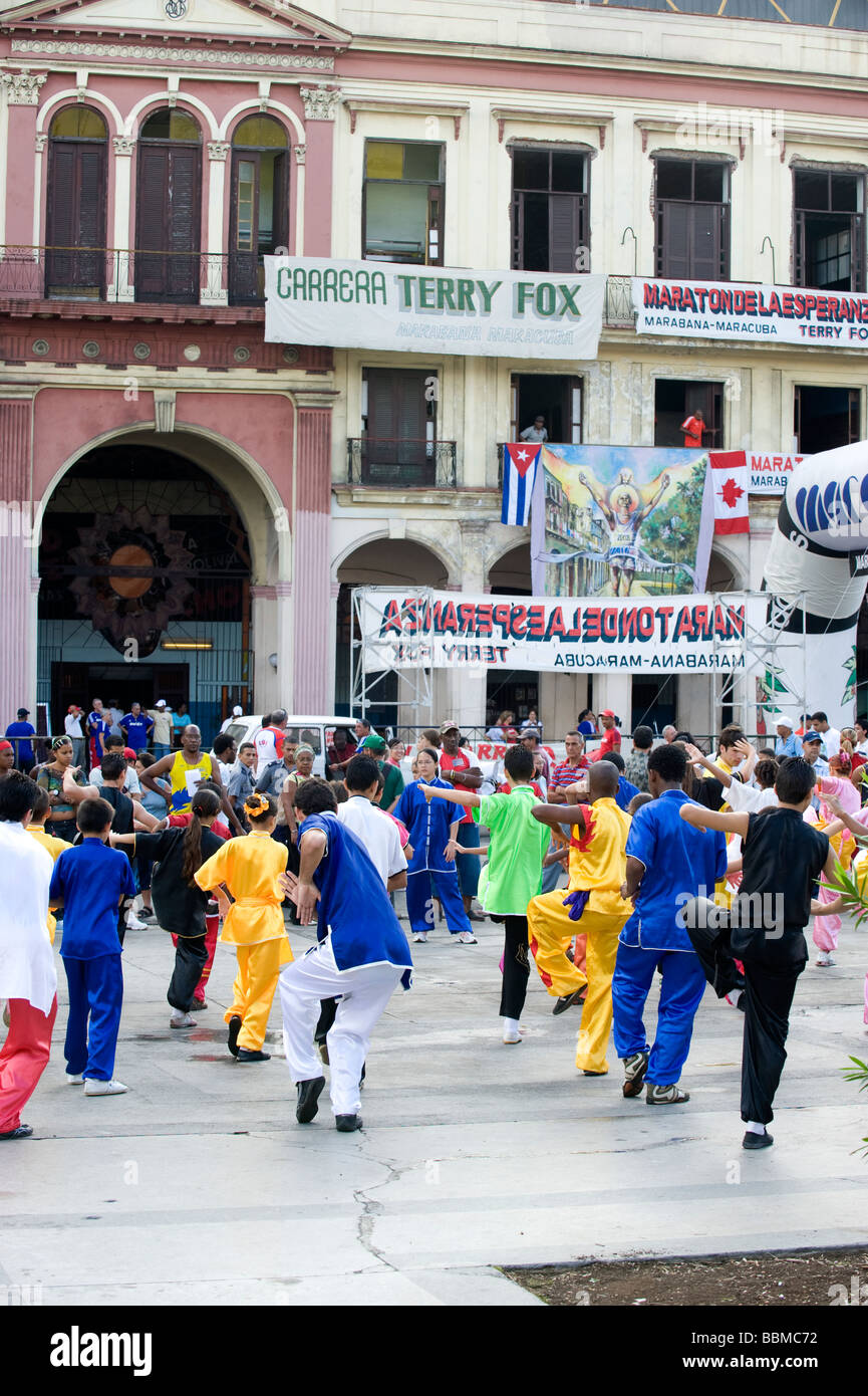 Am frühen Morgen Tai Chi Gruppe in bunten gi außerhalb des Capitillo-Gebäudes in Havanna, Kuba Stockfoto