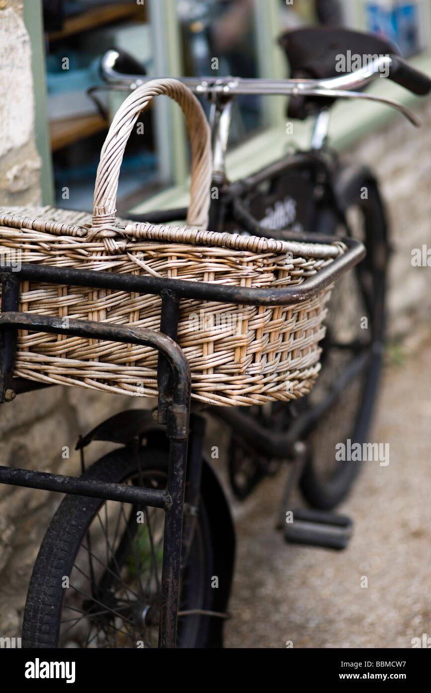 Altes Fahrrad Lieferung, Lechlade-on-Thames, Gloucestershire, Großbritannien Stockfoto
