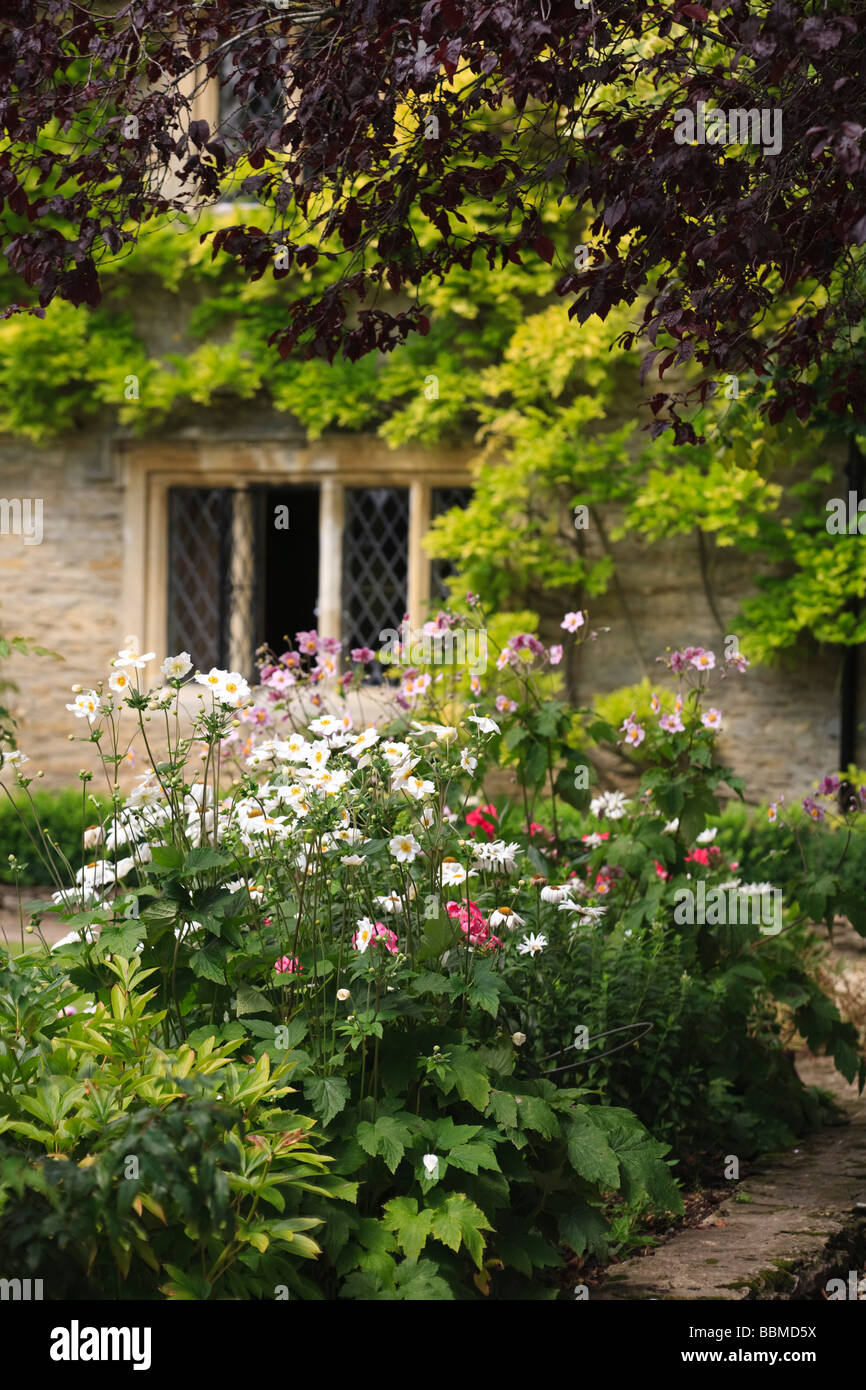 Cottage Garten Blumen außerhalb einer Hütte Lechlade-on-Thames, Gloucestershire, Großbritannien Stockfoto