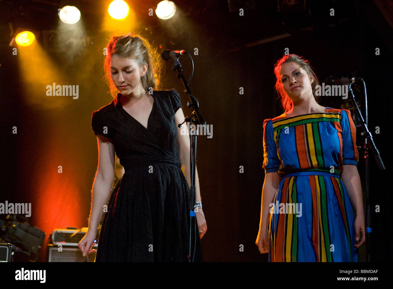 Schweizer Sänger und Musiker Valeska Steiner, links, und Priska Zemp, bekannt als Heidi Happy, die live während der Musik-proj Stockfoto