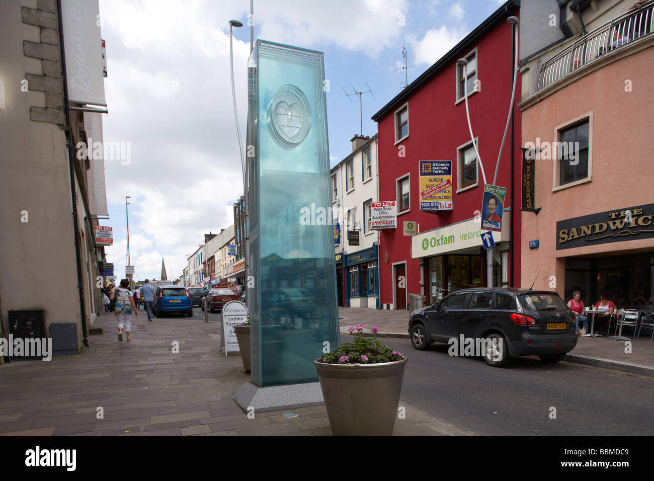 Denkmal auf dem Gelände der Explosion von Omagh Bombe Omagh Grafschaft Tyrone Nordirland Vereinigtes Königreich Stockfoto