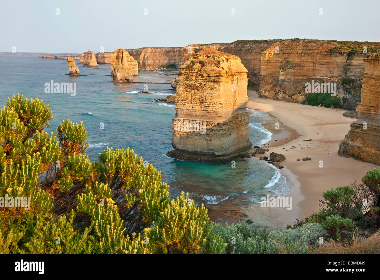 Australien, Victoria. Einige der zwölf Apostel stehen im flachen Wasser im Port Campbell National Park. Stockfoto