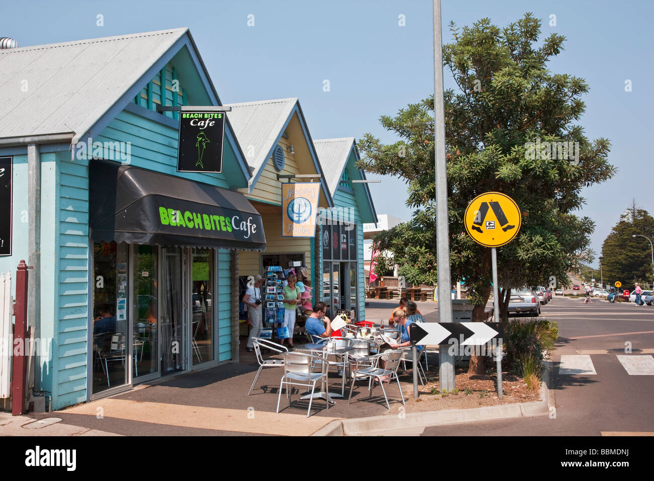 Australien, Victoria. Ein Straßencafé in Peterborough, eine Kleinstadt an der Great Ocean Road. Stockfoto