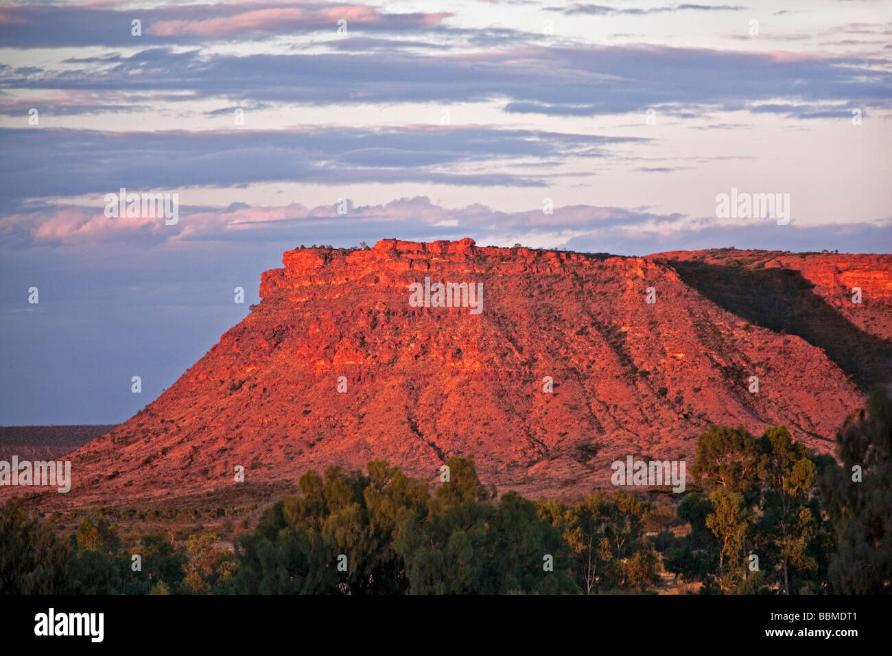 Australien, Northern Territory. Die letzten Strahlen der untergehenden Sonne Farbe George Gill s Reihe mit leuchtenden Farben. Stockfoto