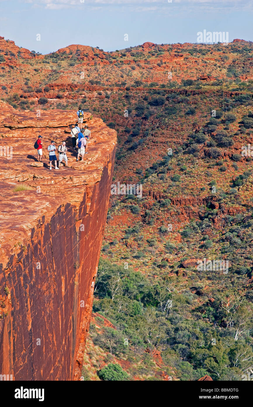 Australien, Northern Territory. Touristen suchen über einer steilen Felswand am Kings Canyon. Stockfoto