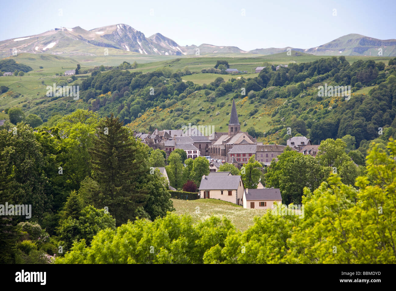 Im Frühjahr, ein Blick auf das Dorf Besse (Auvergne Frankreich). Au