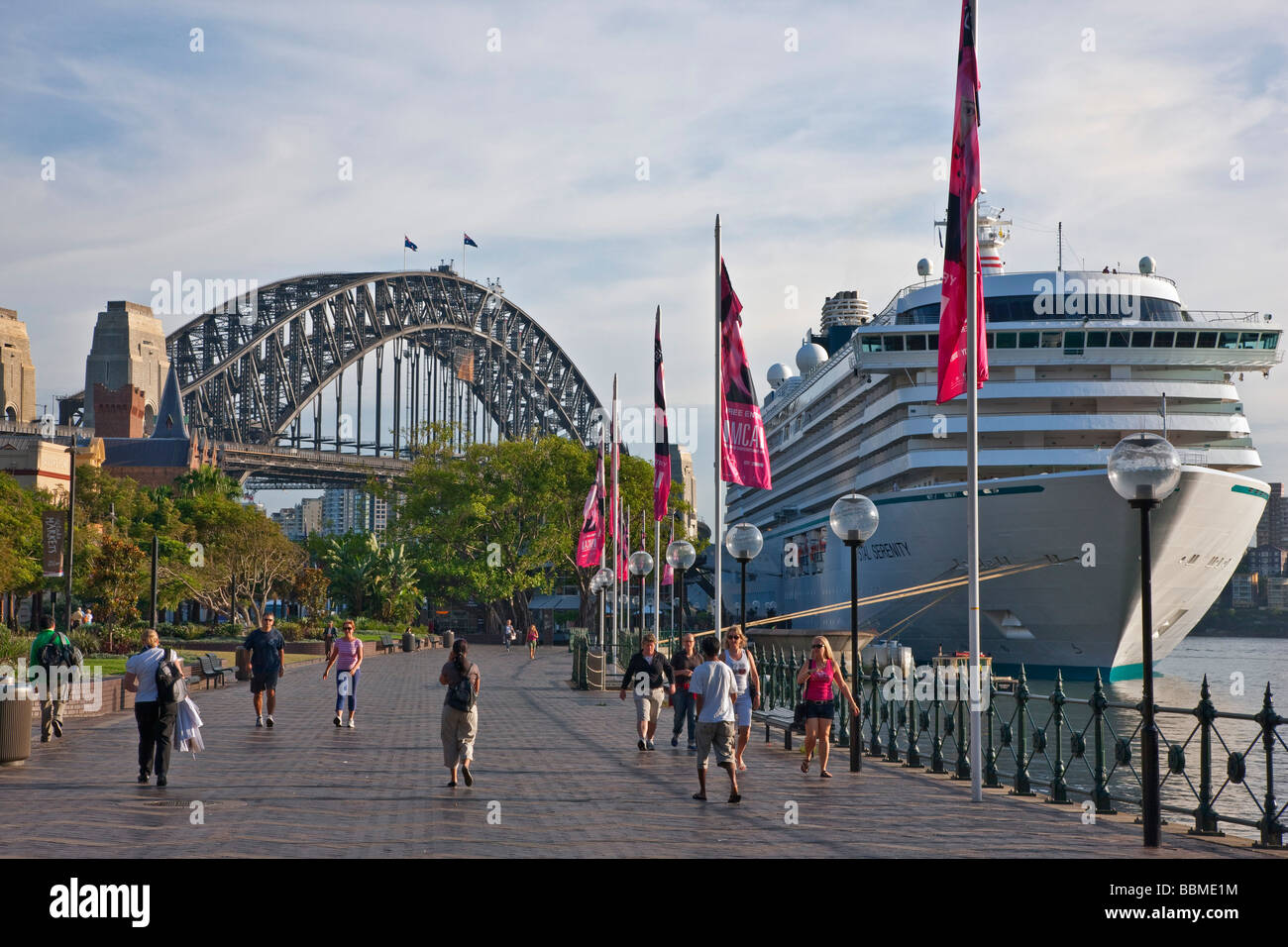 New South Wales in Australien. Ein großes Passagierschiff festgemacht in der Nähe von Sydney Harbour Bridge. Stockfoto